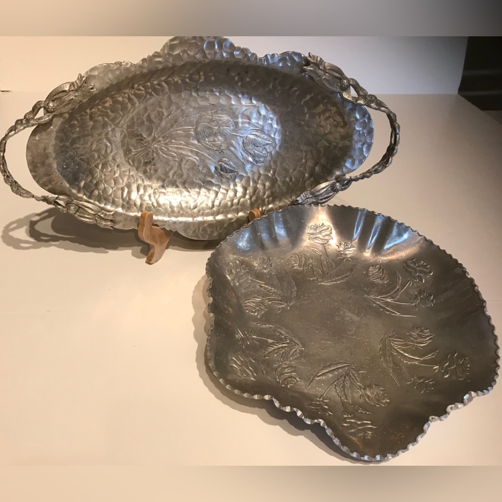 VINTAGE 1950'S RODNEY KENT HAMMERED WROUGHT ALUMINUM TULIP TRAY  & ROSE TRAY